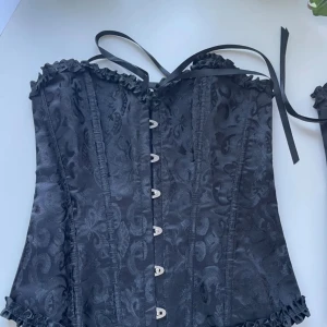 Svart korsett  - Perfekt till Halloween säljer då den inte passar. Kom privat för fler bilder eller frågor, priset diskuteras vid snabb affär❤️❤️❤️❤️