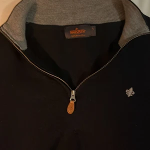 Morris zip tröja - Tja! Vi säljer denna snygga Morris zip tröja som är gjord i merino ull. Tröjan är i väldigt bra skick då den är knappt använd. Storleken är egentligen Large men den passformen är Small.         Nypris: 1000-1800kr                               Vårt pris: 399kr                                            Storlek: Small
