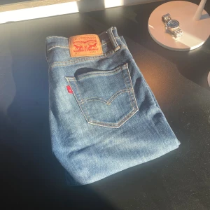 Levis Jeans - Tjena! Säljer ett par klassiska Levi's 511 jeans i blå tvätt. Modellen är slim fit med normal midja och raka ben. Skicka 8/10, pris 199kr. Hör av er vid frågor eller funderingar!