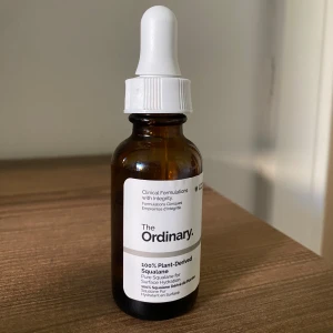 The Ordinary Squalane 30ml - The Ordinary 100% Plant-Derived Squalane i brun glasflaska med vit pipett. Perfekt för att återfukta huden och ge glow. Innehåller 30 ml. Passar alla hudtyper och är vegansk.