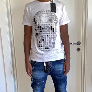 Philipp plein t shirt strl S vit - Helt ny.fin replika med grym kvalitet. Modellen är 175cm väger 67kg. Pris: 999kr först till kvarn som gäller. Skickas direkt inom 24h