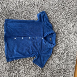 Nikben frotté tröja - En helt oanvänd Nikben frotté tröja i blått, nypris är runt 1200 kr!