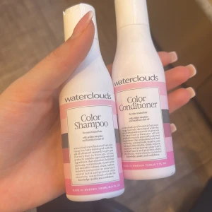 Waterclouds Color Shampoo & Conditioner - Set med Waterclouds Color Shampoo (250ml) och Color Conditioner (70ml) för färgbehandlat hår. Innehåller golden samphire och havtornsolja. Produkterna ser oanvända ut och är i mycket gott skick, perfekta för att vårda och bevara färgat hår.