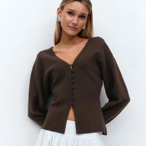 Shape knitted cardigan  - Figursydd kofta med intagen midja. Koftan är brun och har knappar framtill. Den har finstickad kvalitet, v-ringning, lång ärm och normal passform. Slutsåld på hemsidan !!