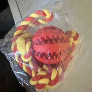 Tandrengörande hundleksak husdjur - 🐶 Tandrengörande hundleksak Rengör tänderna, minskar plack & tandsten – samtidigt som hunden leker! Tillverkad av hållbart, giftfritt gummi som tål tuff lek. Fyll den med godis för extra motivation & mental träning. Perfekt för valpar, små & medelstora hundar. 👉 Lek, träna & vårda tänderna – allt i ett!