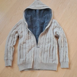 Stickad cardigan med pälsfoder och huva - Säljer nu min sjukt snygga stickade cardigan med huva och  pälsfoder i. Finns ingen skönare hoodie inför hösten än den här🍂 Sitter som storlek S. Kontakta mig vid minsta lilla fråga och pris går att diskutera något.