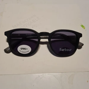 Barbour solglasögon  - Säljer ett par helt nya och oanvända solglasögon från Barbour med prislapp och etiketter kvar