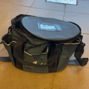 Blå ryktväska  - Köpt på Hööks för något år sedan, aldirg använd, kan finnas små hår i dock. Borstarna är aldirg använda Väskan kostade 150kr  Man får till:  2 st Magic brush (ordinarie pris 100kr)  1 hovkrats (ordinarie pris 30kr) Rotviska (ordinarie pris: 70kr) Sista regnbågs borsten kosta runt 50kr Och grimskaft