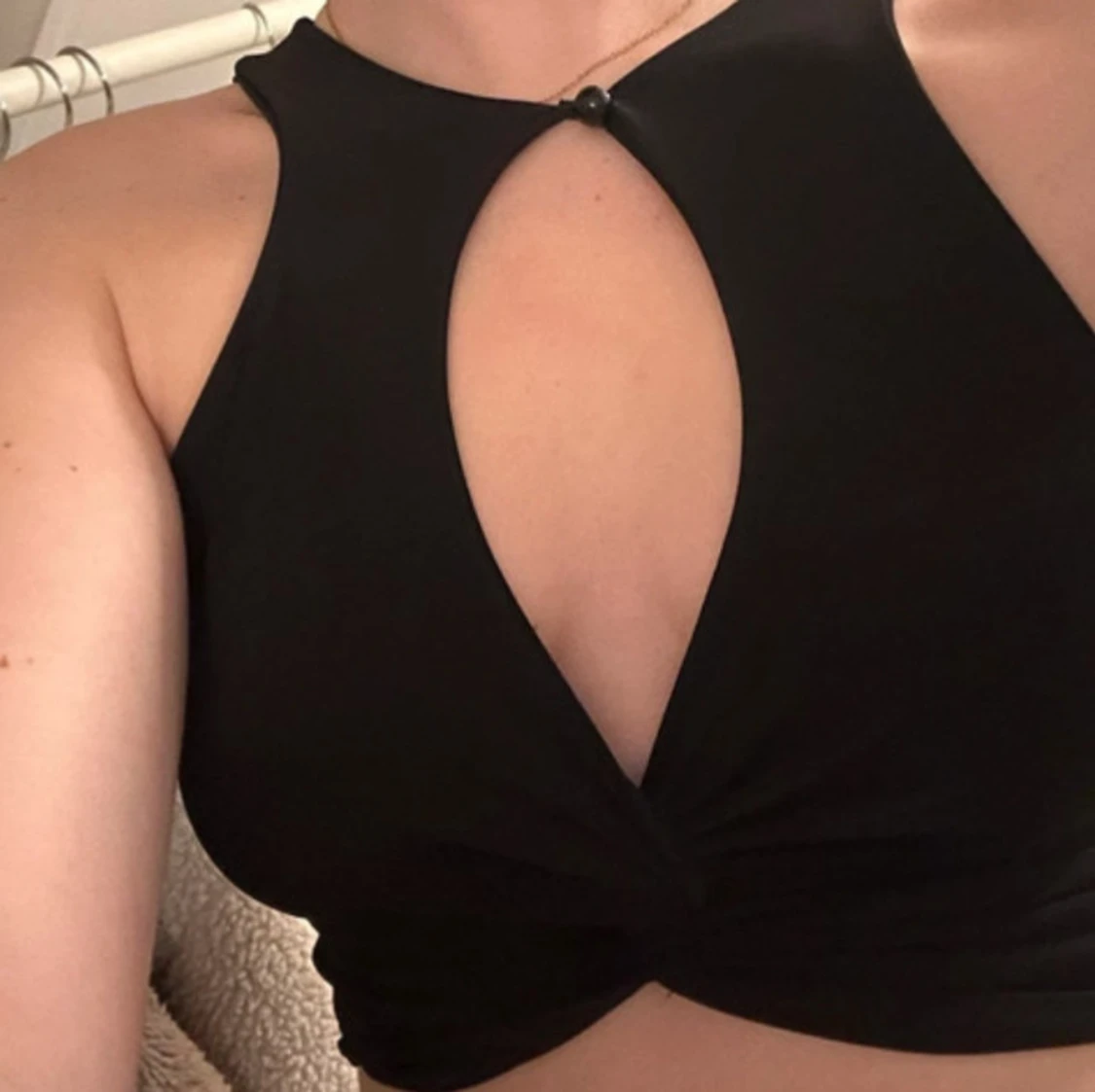 Svart croppad linnetopp med twist - 2