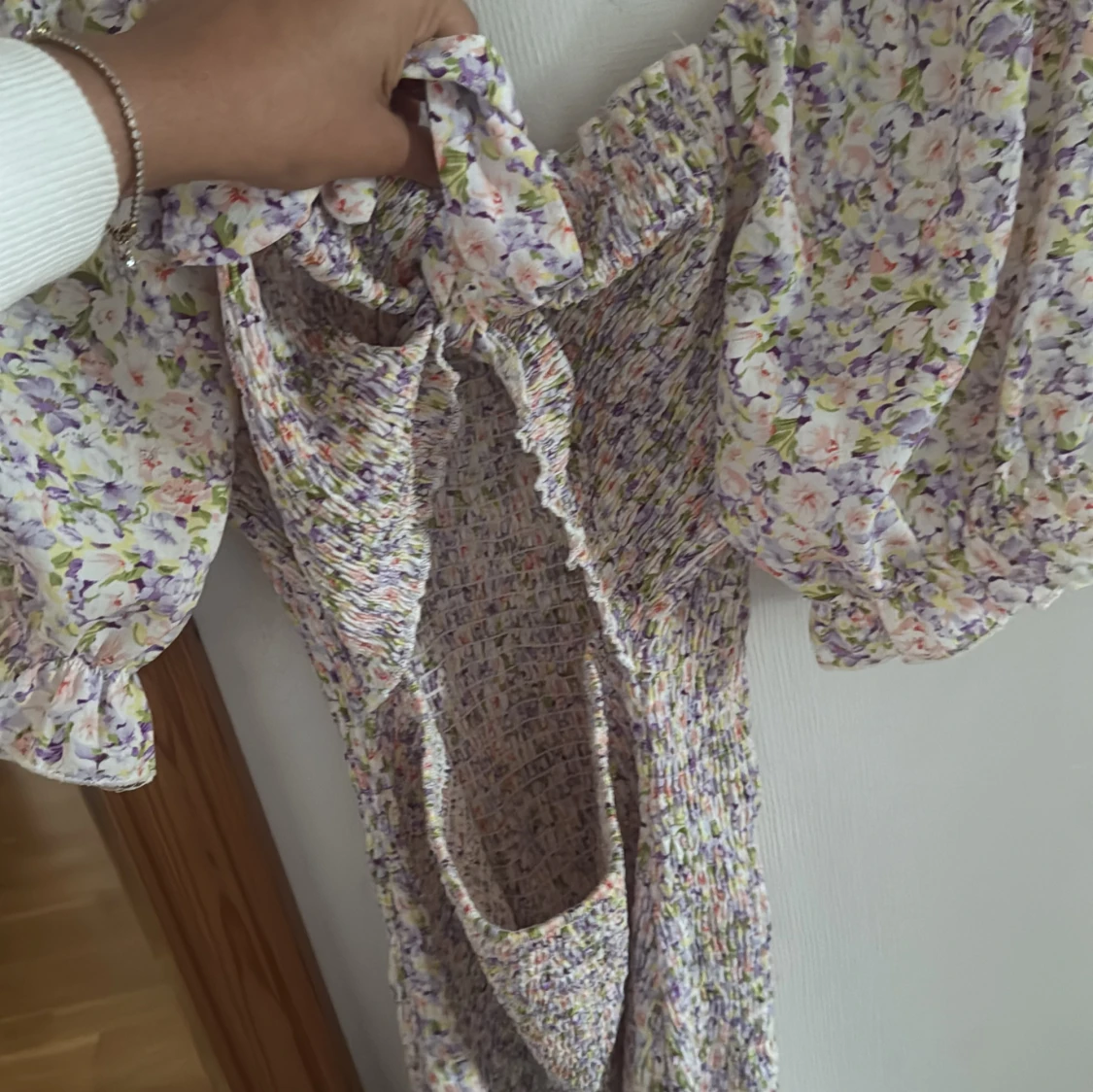 Blommig kortklänning med puffärm - 2