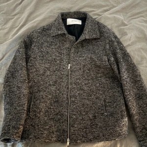 Grå ulljacka från Whyred - Ulljacka från Whyred. Köpt på brothers förra året, säljs inte längre. Nypris 2500kr. Storlek M sitter som M