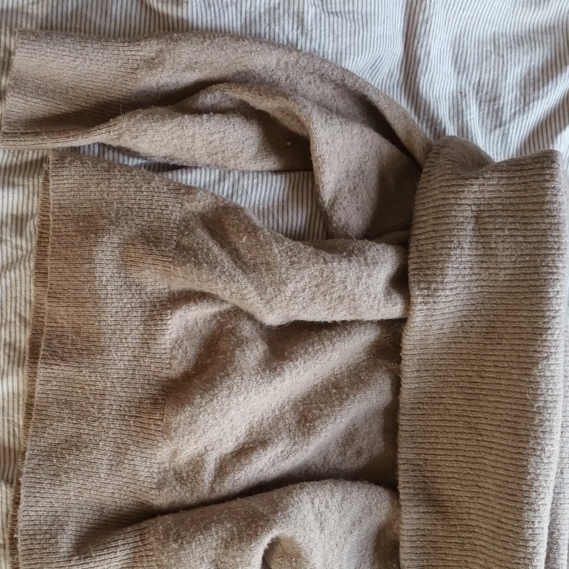 Beige offshoulder tröja