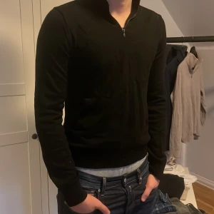 Svart marinoull halvzipp - Snygg och skön tröja som passar perfekt till vintern. Säljs för den är för liten för mig nu. Jag är 184cm och väger cirka 80 kg. Passar någon som är runt 175 och neråt. Kom gärna med frågor!