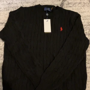 Ralph lauren hoodie  - Hej! Säljer nu denna sprillans nya Tröja/hoodie från Ralph Lauren. Har bara använts 1 gång tyvärr så passa den inte mig riktigt. Skriv gärna via intresse! 