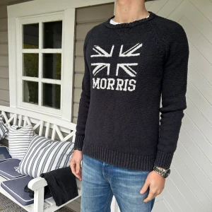 Morris Tröja - Säljer nu denna svin snygga och sköna Morris tröja! Tröjan är i nyskick och använd fåtalet gånger! Modellen på bilden är 1,83 och väger 73kg. Hör av dig vid minsta fundering!🤝