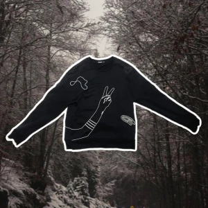 Svart sweatshirt från Tiger of Sweden - Svart sweatshirt från Tiger of Sweden med coolt tryck på framsidan och baksidan. Tröjan har en relaxed passform. Materialet är mjuk bomull och polyester. Tröjan är i mycket bra skick/som nytt😎