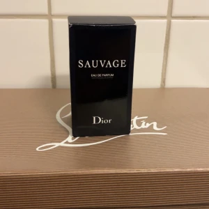 Dior Sauvage Eau de Parfum - Snygg och populär parfym från Dior, Sauvage Eau de Parfum. Perfekt för dig som vill ha en modern och stilren doft i din samling. Flaskan och förpackningen har en elegant design som passar in i alla miljöer.