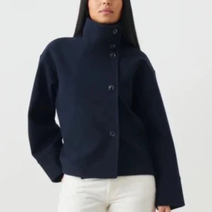 Kort kappa - Mörkblå kort kappa från Gina men hög krage