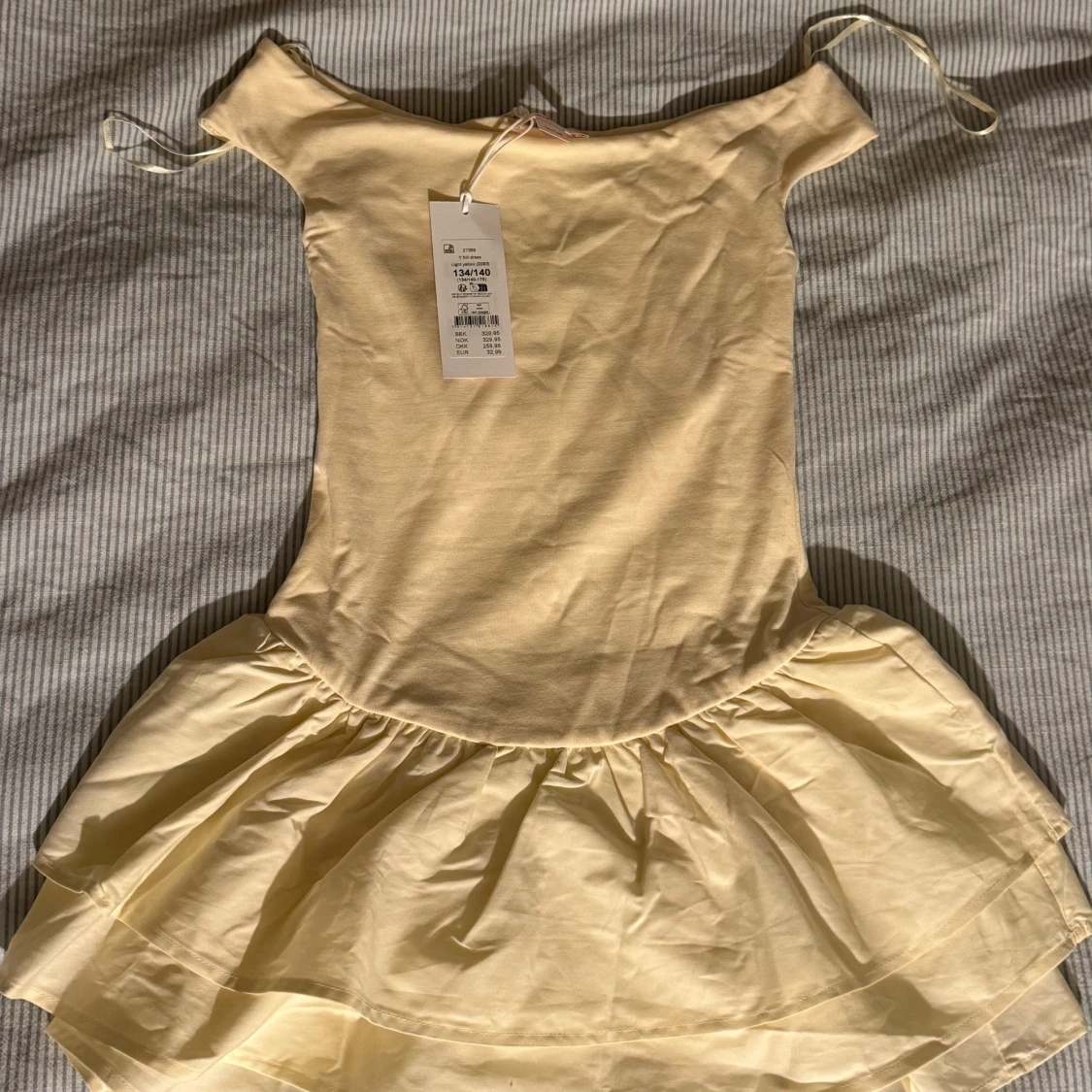 Ljusgul kort volangklänning