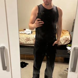 Svart linne från energetics - Säljer ett par svarta linne . Snyggt stilrena och passar perfekt till gymmet.  Materialet är polyester och färgen är helsvart.