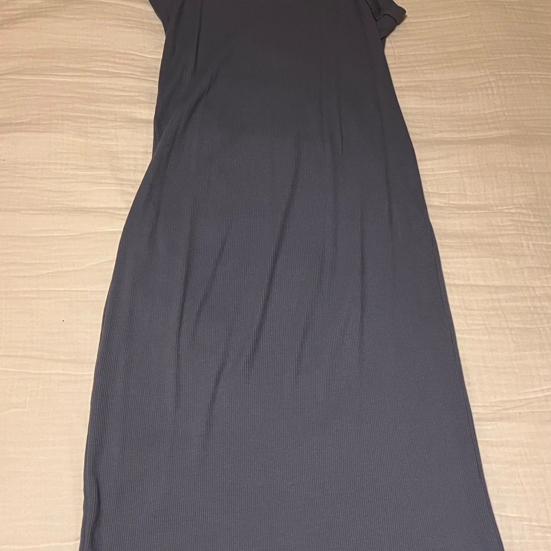 Mörkblå ribbad långklänning  - 3