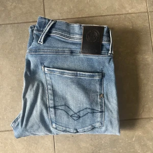 Replay Anbass - Tjabaa, nu säljer vi dessa as feta replay jeans!! Dom är i storlek 32/32 och passar slim fit.🤩inga defekter✅ bra skick ✅Hör av dig vid minsta fundering!!!🤩👑