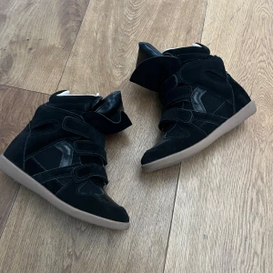 Isabel Marant skor - Nästan helt oanvända, inga defekter. Storlek 39. Hör vid frågor. Pris kan diskuteras! 