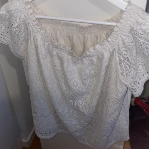 Vit spetsblus/off shoulder topp - Fodrad på insidan så den inte är genomskinlig.