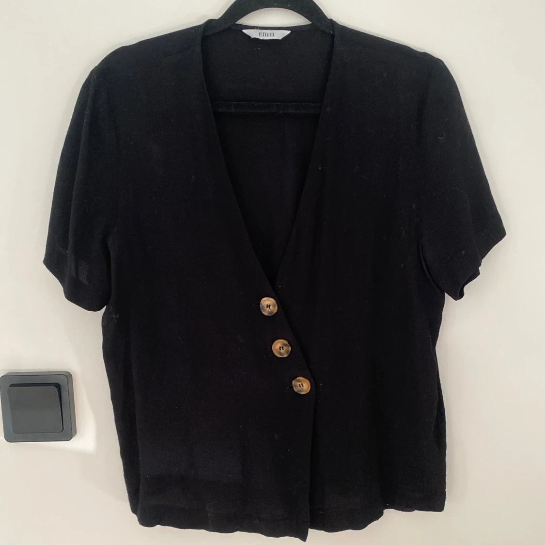 Svart blus med knappar från Envii