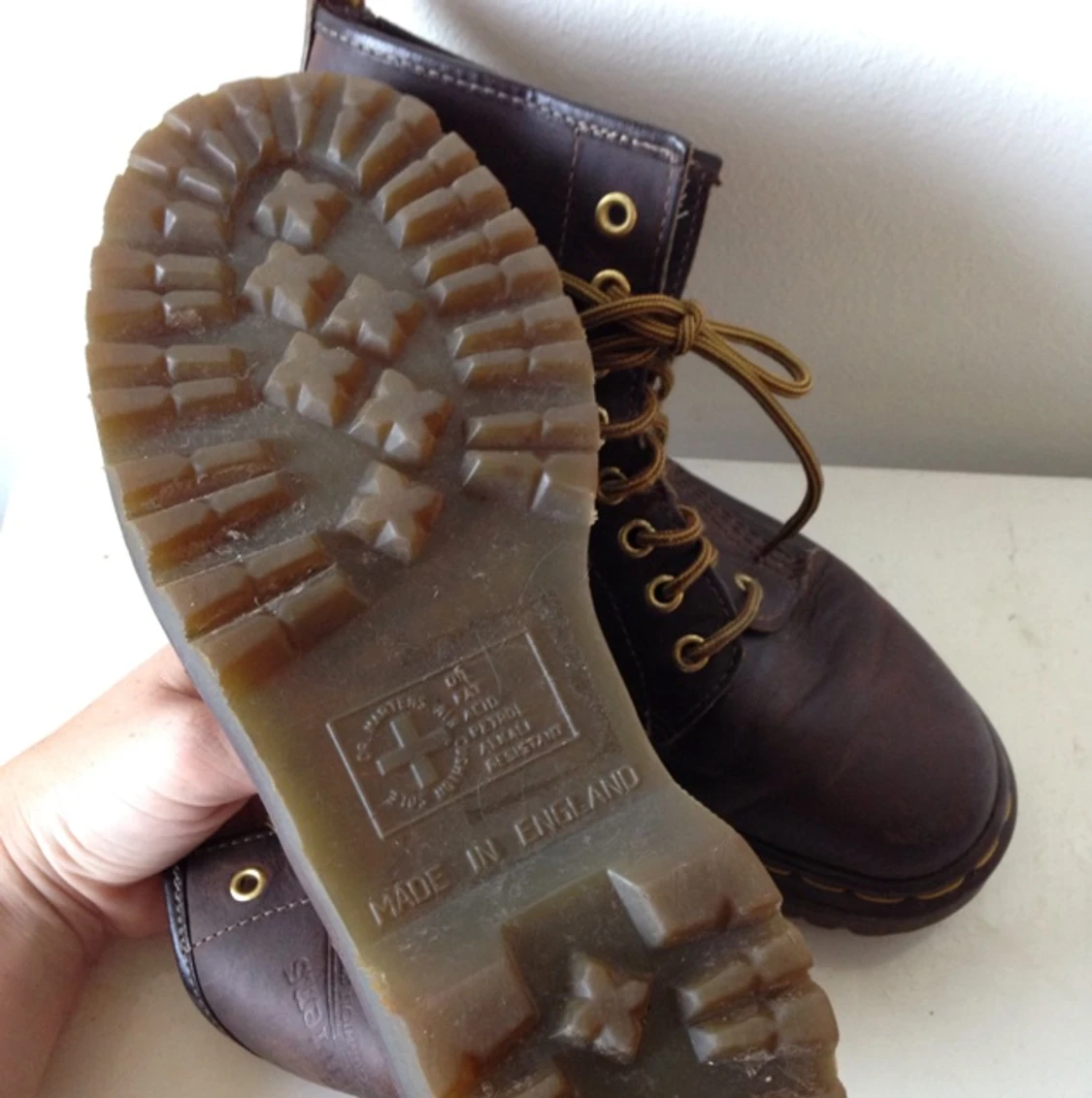 Dr. Martens bruna läderkängor i gott skick. Få skråmor, sulan är inte alls sliten.  - 1377784518