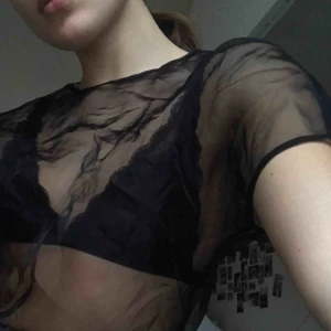  - Genomskinlig tröja.