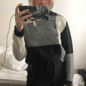  - Stickad tröja från zalando i storlek S. Säljer då den ej kmr till användning. Väldigt bra material och sticks inte. Frakt tillkommer
