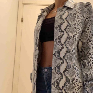  - Säljer nu min fina vår/sommarjacka som inte längre kommer till användning. Använd fåtal ggr och är i mkt fint skick! Hör av er om fler bilder! Pris kan diskuteras vid snabbt köp!💞