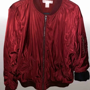  - Röd bomberjacka
