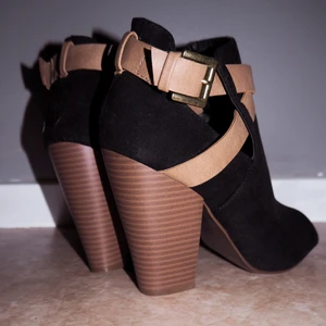 Klackskor 38 - Endast provade inomhus. Men är för bredfotad så dessa passar tyvärr ej. Såg inte hur dammiga dom var innan jag tog fotot. Så kommer självklart rolla av dom innan avfärd! 😁 Frakt är inkluderat i priset! 