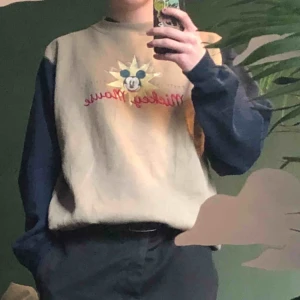  - Beige Mickey mouse sweatshirt med mörk blåa armar, passar mer som en medium, möts upp i Stockholm eller så står köparen för frakt:)