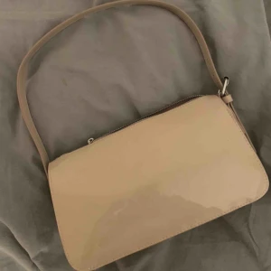  - Jättefin handväska, aldrig kommit till användning tyvärr. Buda i kommentarerna, just nu ligger budet på 160kr💓 köparen står för frakten (59kr)