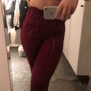  - Super snygg kostym byxa men trivs tyvärr inte i dem, lite kortare vid ankel, finns även i svart men dem är i storlek S och dessa rosa i storlek M🤍