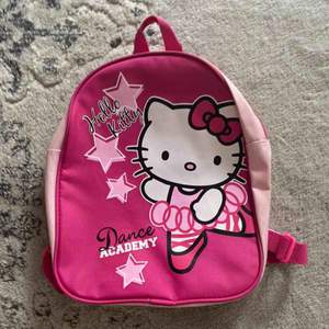 rosa hello kitty ryggsäck. jätte söt första skolväska.