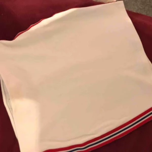  - Vanligt tight kjol med detalj på sidan, så fin men tyvörr för liten 💓 30kr