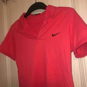  - Säljer en nike pikétröja, storlek S, både till killar och tjejer, i nyskick, möts upp i Göteborg eller står köparen för frakt 