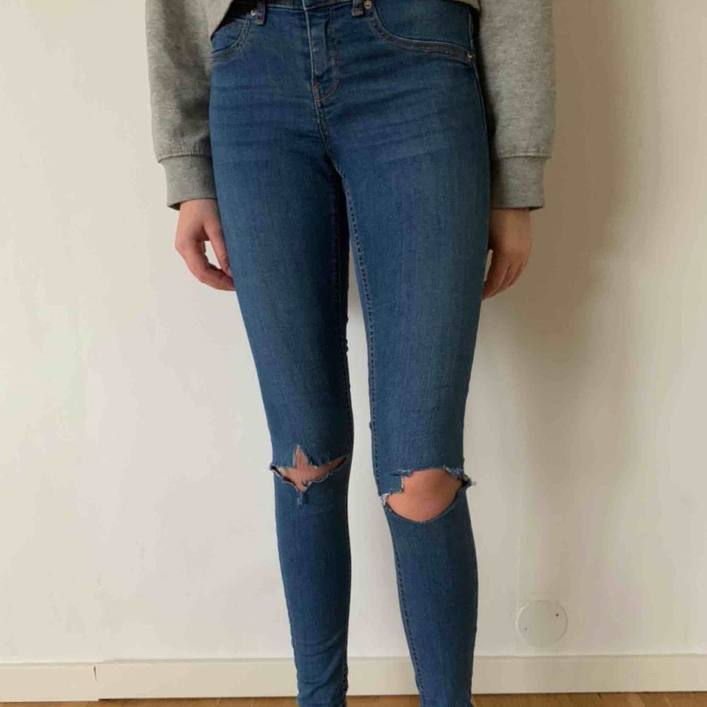 Alex jeans från Gina Tricot i storlek M. Köparens går för frakten men kan mötas upp i Helsingborg.. Jeans & Byxor.