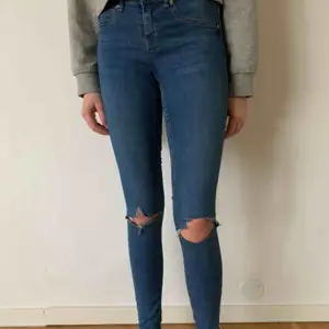 Alex jeans från Gina Tricot i storlek M. Köparens går för frakten men kan mötas upp i Helsingborg.