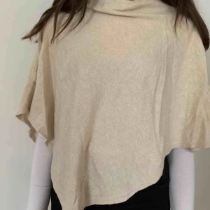  - Väldigt skön poncho i storleken one size. Köparen står för frakten men kan mötas upp i Helsingborg.