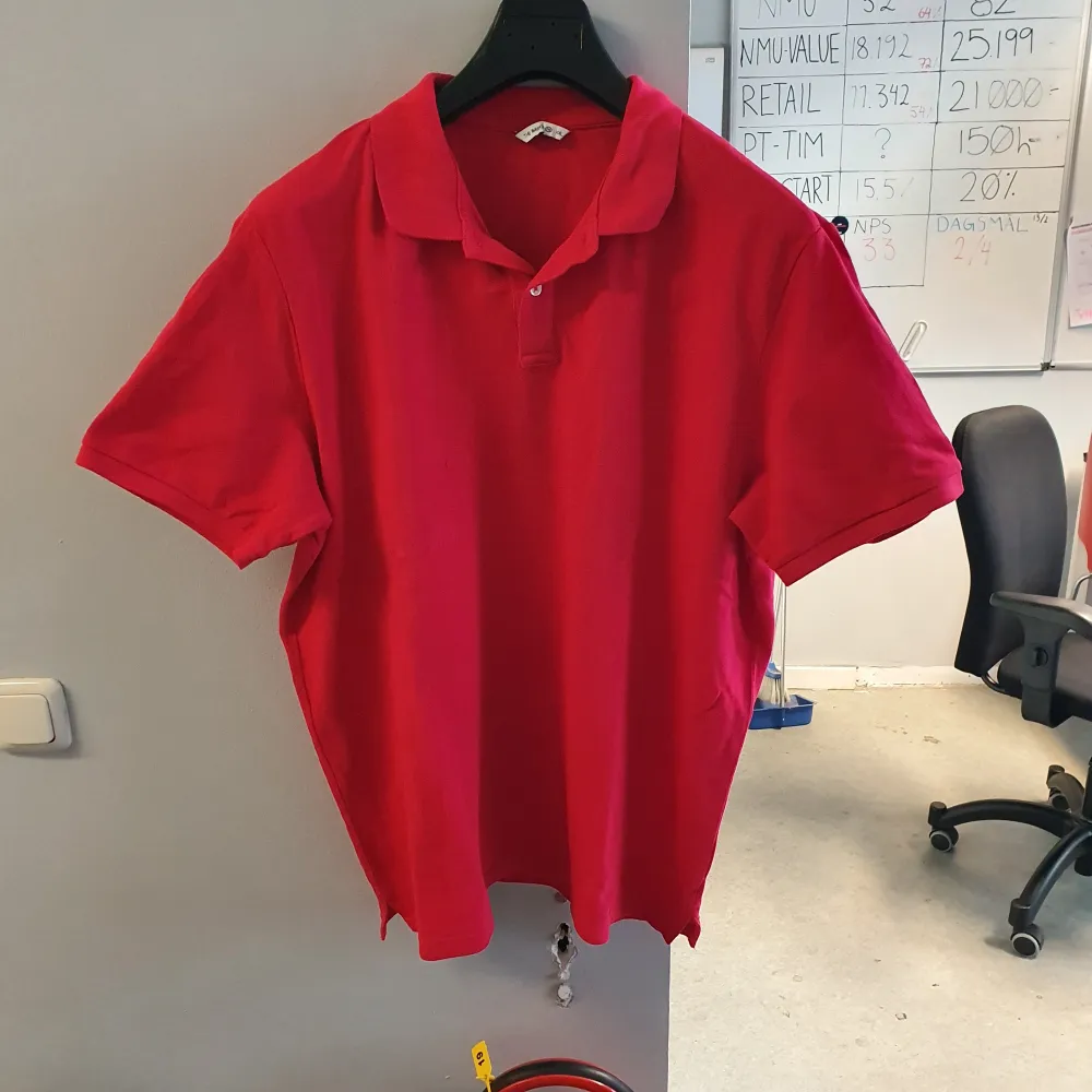 Plain red pikè shirt XXL good material, barely worn. T-shirts.