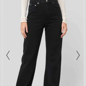  - Kollar intresset för dessa jeans, köpte dem nyss och trodde dem skulle passa men använde dem bara en gång då dem kändes för stora. Har köpt nya fast i stl mindre. 599kr nypris.