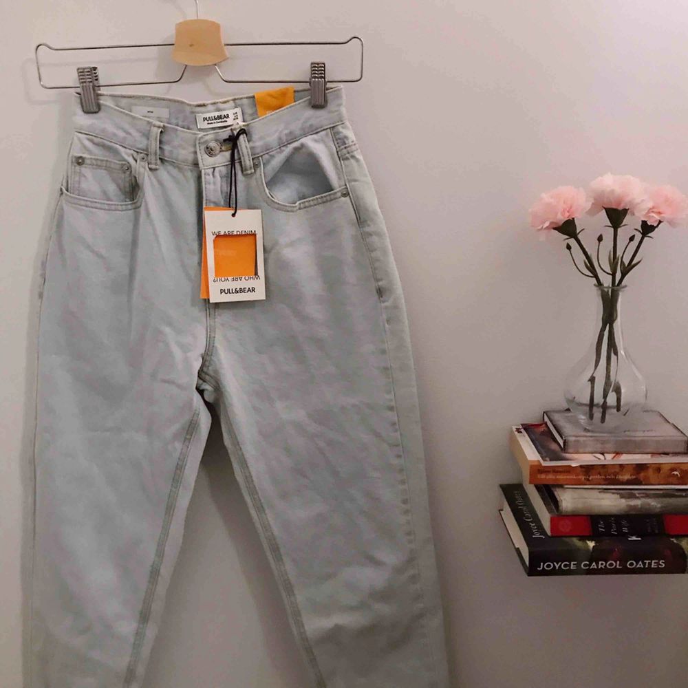 Snygga mom jeans, aldrig använt, ingen slitning, super sköna<3. Jeans & Byxor.
