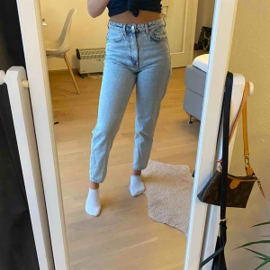  - Jättefina jeans från Weekday i en jättefin blå tvätt i modellen Lash. Knappt använda så i jättefint skick. 