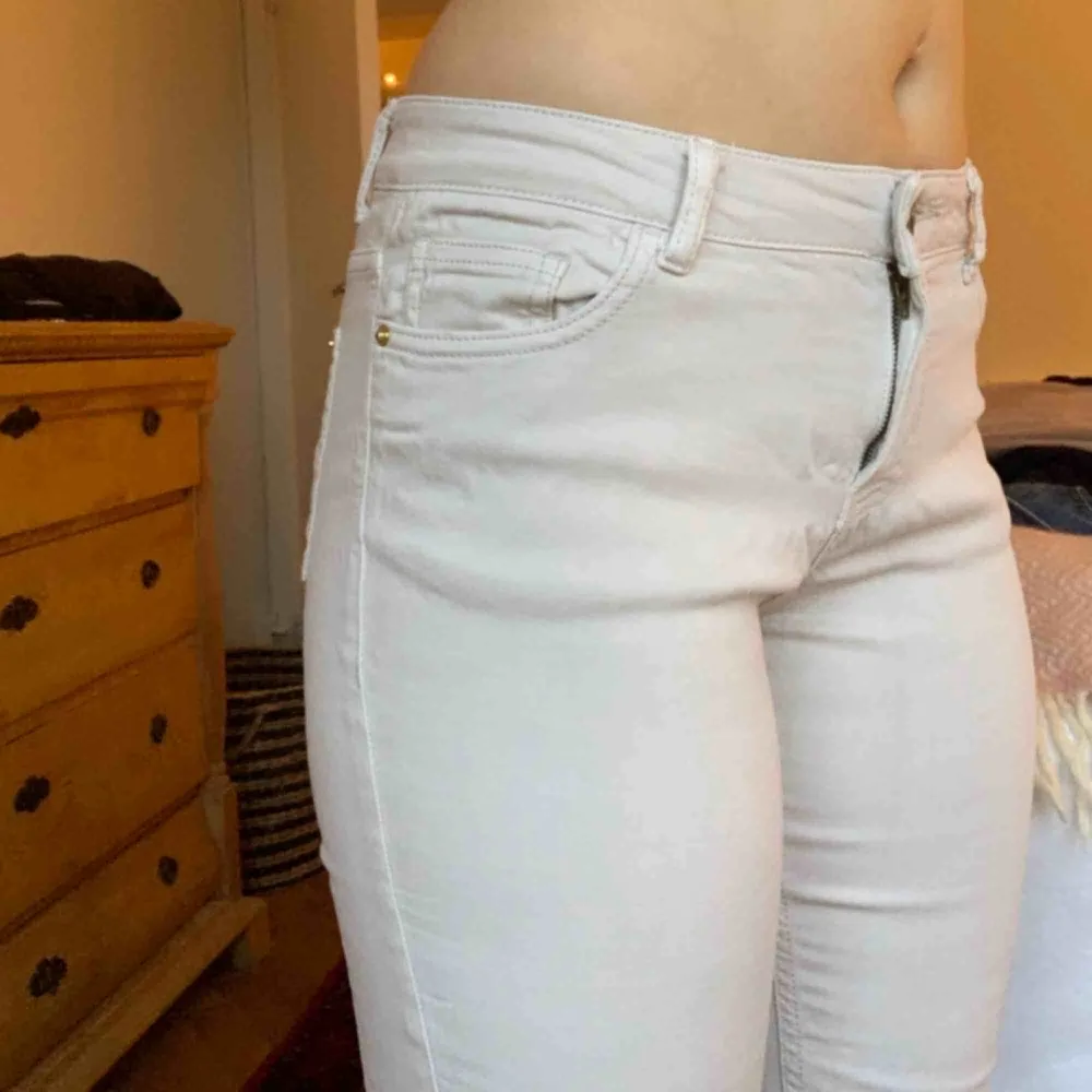 Snygga beigea jeans i stretchiga tyg! . Jeans & Byxor.