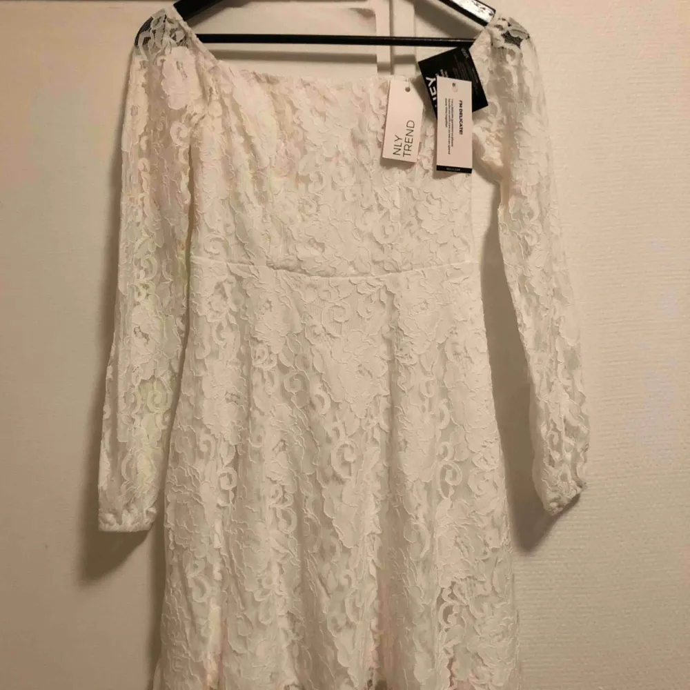 En vit klänning från Nelly. Storlek 34. 150kr inkl. frakt. . Klänningar.